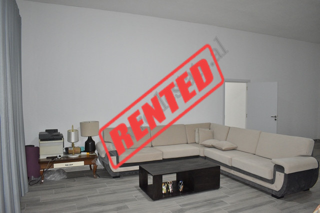 Apartament 4+1 me qira ne Paskuqan, prane Shkolles Lidhja e Prizrenit.
Apartamenti ndodhet ne katin